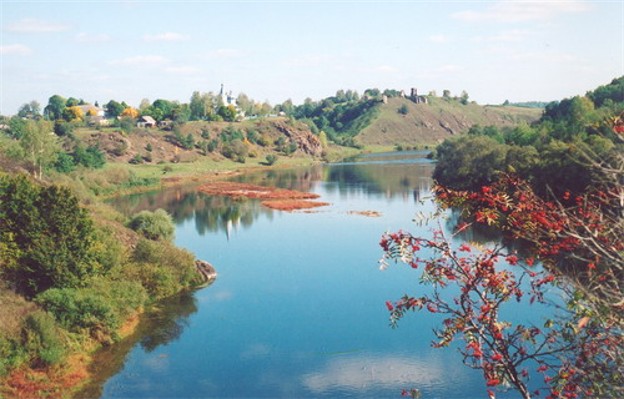 Image - The Sluch River near Hubkiv, Rivne oblast. View of Kniazha Hora with the ruins of a medieval castle.